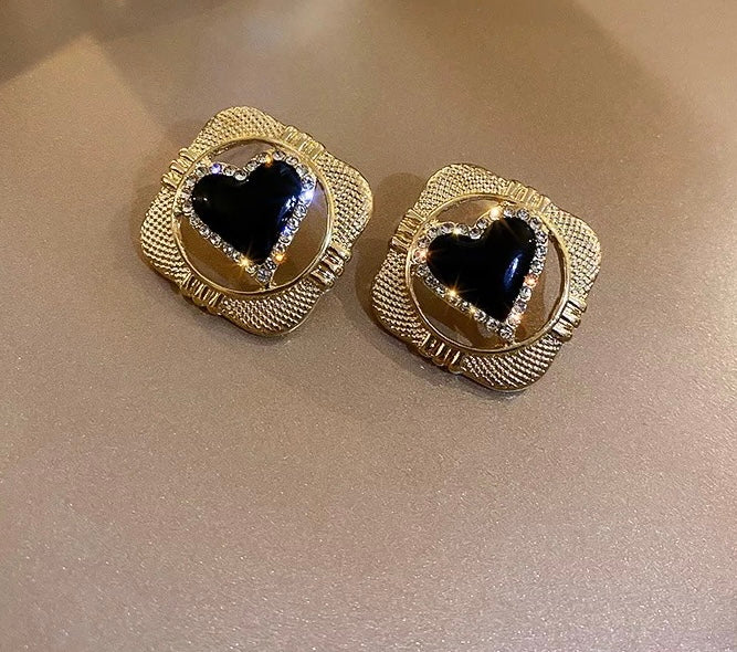 "HEARTLESS" Stud earrings