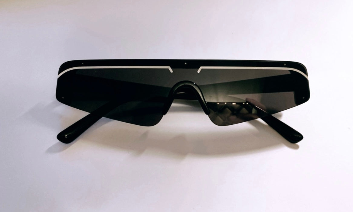 “JETTIE”  (BLACK/WHITE) Sunglasses